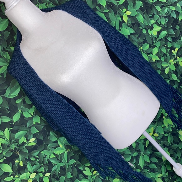 ANN TAYLOR LOFT NAVY BLUE KNIT SHAWL W/ TASSELS · NWT - Picture 3 of 4